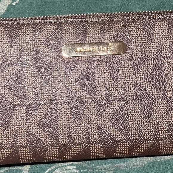 ❌SOLD❌Michael Kors Jet Set Travel Top Zip Signature
Tote Brown. & Wallet - Picture 10 of 13